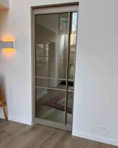Deze elegante taatsdeur, vakkundig geplaatst door Chiq Staal , is afgewerkt in een luxe champagn